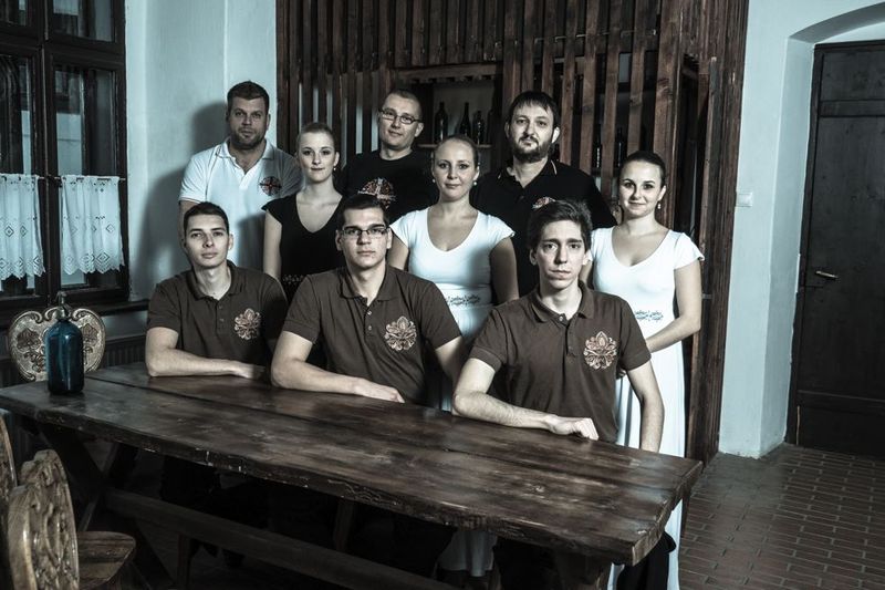 Az együttes magyar népdalokat dolgoz fel, a hagyományőrzés és a modern rockzene ötvözésével Az együttes magyar népdalokat dolgoz fel, a hagyományőrzés és a modern rockzene ötvözésével