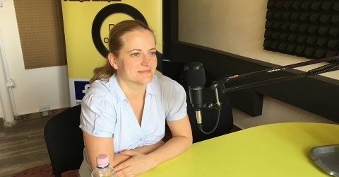 Az FM98.4 Mega Rádió reggeli műsora - Hegedűsné Farkas Lilla, az Aki nem lép egyszerre program koordinátora Az FM98.4 Mega Rádió reggeli műsora - Hegedűsné Farkas Lilla, az Aki nem lép egyszerre program koordinátora