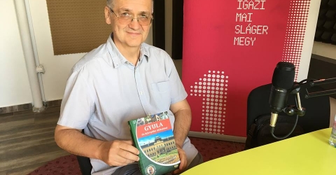 Az FM98.4 Mega Rádió reggeli műsora - Göndöcs Péter, a Gyula és környéke útikalauz könyvet kiadó Térkép Kft. ügyvezetője Az FM98.4 Mega Rádió reggeli műsora - Göndöcs Péter, a Gyula és környéke útikalauz könyvet kiadó Térkép Kft. ügyvezetője